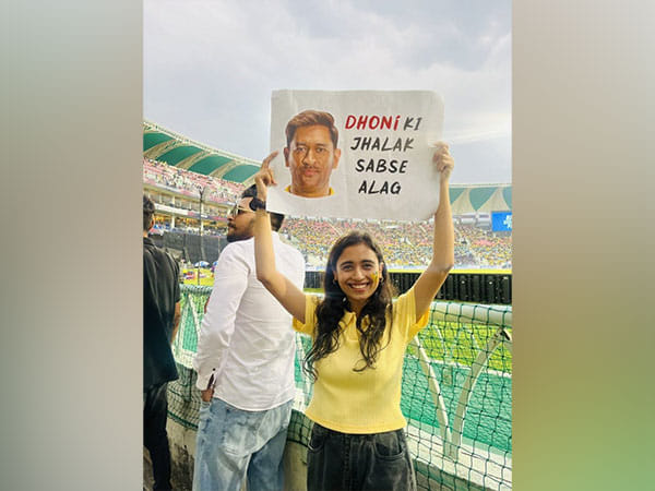 Thala Ki Jhalak Sabse Alag: Dhoni's fans go wild with enthusiasm under the falling rain