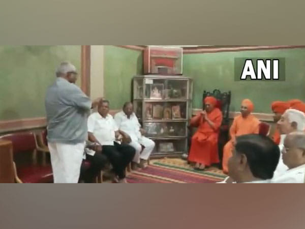 Congress leaders Jagadish Shettar, Shamanur Shivashankarappa meet Lingayat seers ahead of Karnataka polls
