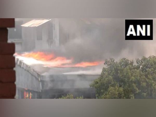 Fire breaks out at Saraf Bhavan in Kolkata; 1 injured