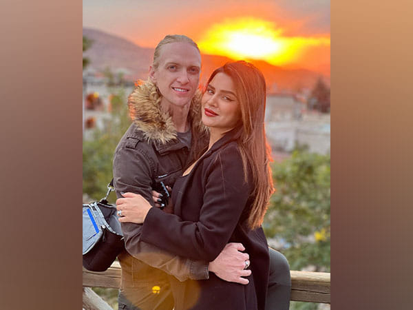 TV actor Aashka Goradia announces pregnancy on Mother's Day; Smriti Irani, Hina Khan send love