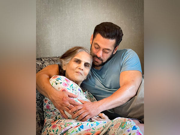   Salman Khan kisses mom Salma Khan in new picture, check out 