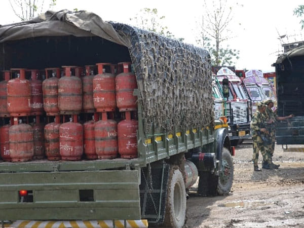 Manipur: Assam Rifles assists in arranging LPG cylinders