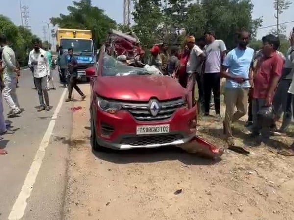 Hyderabad: 3 killed after car rams into stationary truck – ThePrint