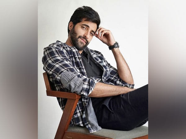 Akshay Oberoi receives Artistic Achievement Alumni Award from his alma mater, feels 