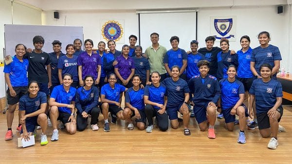 Indian men's coach Rahul Dravid advises senior women cricketers on chasing excellence