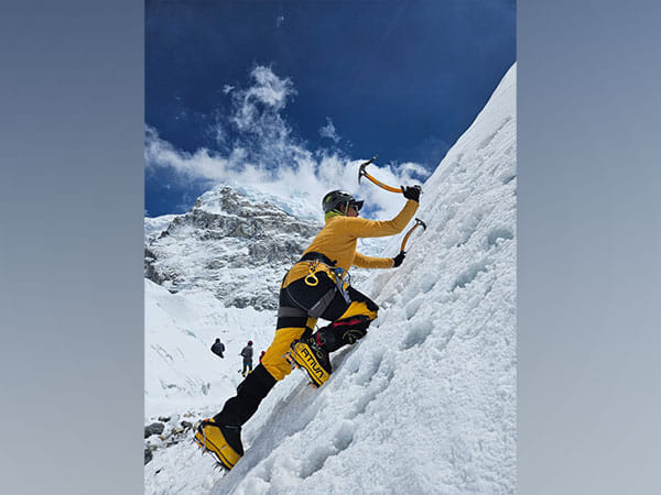 Chhattisgarh's Yashi Jain scales Mount Everest