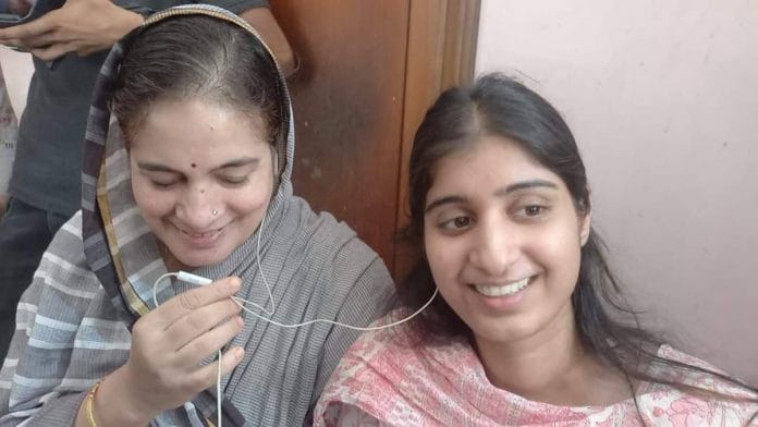 AIR 2 Garima Lohia with her mother | Twitter @GarimaLohia01