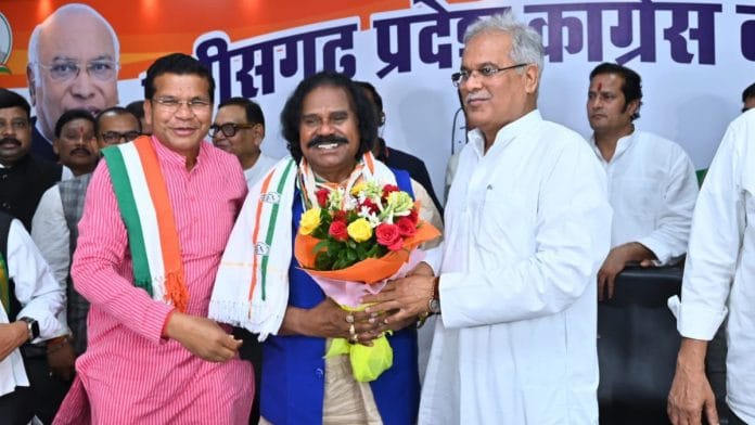 Veteran tribal leader Nand Kumar Sai joins the Congress in presence of Chhattisgarh CM Bhupesh Baghel | Photo: Twitter, @bhupeshbaghel