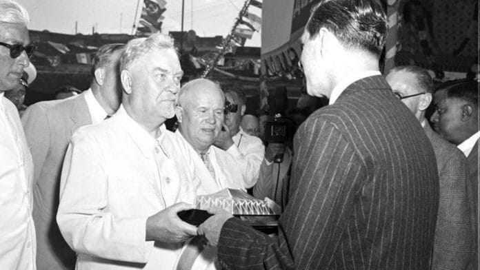 N. Bulganin and N. Khrushchev receive souvenirs during their visit to India in 1955 | Commons