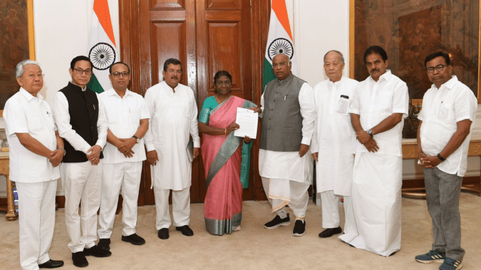 Congress chief Mallikarjun Kharge and his colleagues submits a memorandum to President Droupadi Murmu at Rashtrapati Bhavan on Tuesday | Twitter | @kharge