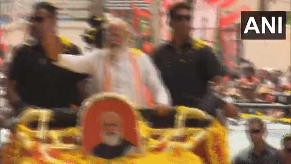 PM Modi begins mega Sunday roadshow in Bengaluru