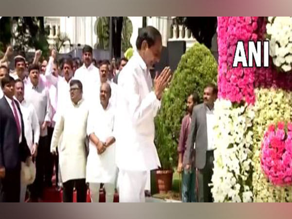 KCR pays tribute to leaders of Telangana movement in Hyderabad