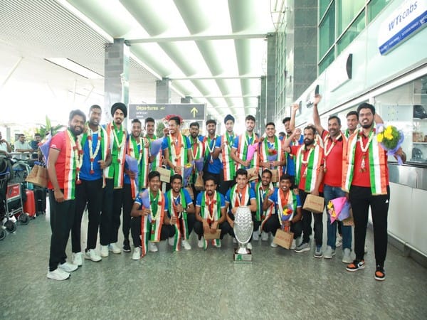 Indian junior men's hockey team given warm welcome after tournment victory