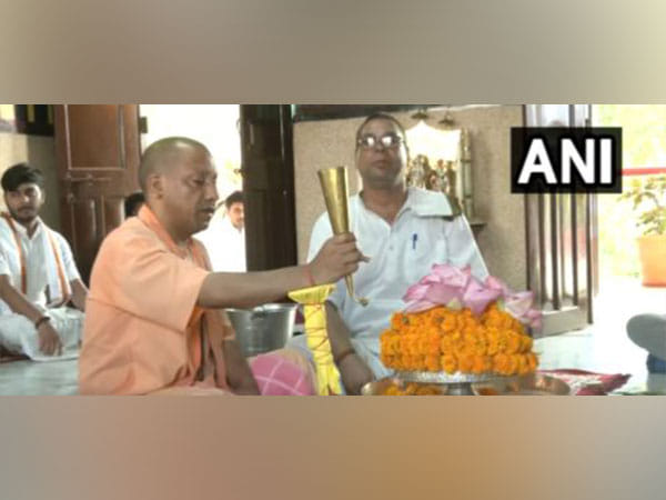 UP: CM Yogi offers prayers at Goraknath temple on his birthday