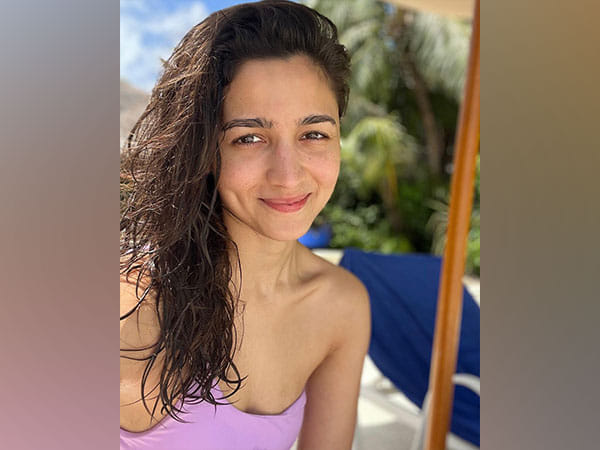 Alia Bhatt drops her no-makeup look in new selfie