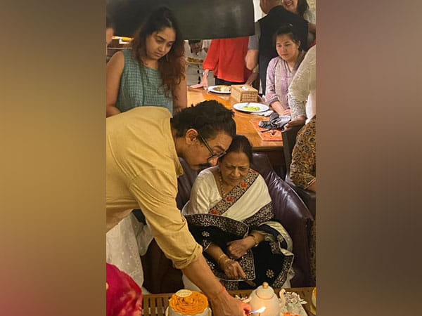 Aamir Khan celebrates his mother's birthday with his ex-wife Kiran Rao, his sisters