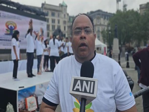 UK: People perform yoga at Trafalgar Square in London
