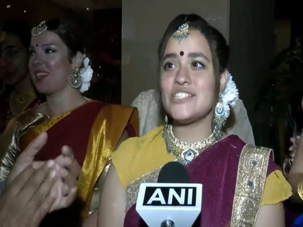 Egyptian woman wows PM Modi with rendition of 'Yeh Dosti...' from Sholay