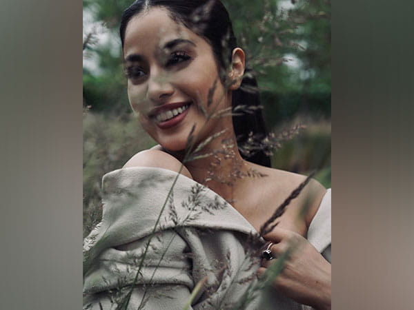 Janhvi Kapoor exudes charm in white trench coat, see pics