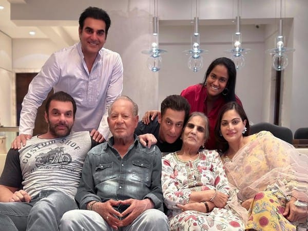Salman Khan wishes fans Eid mubarak, shares family picture  