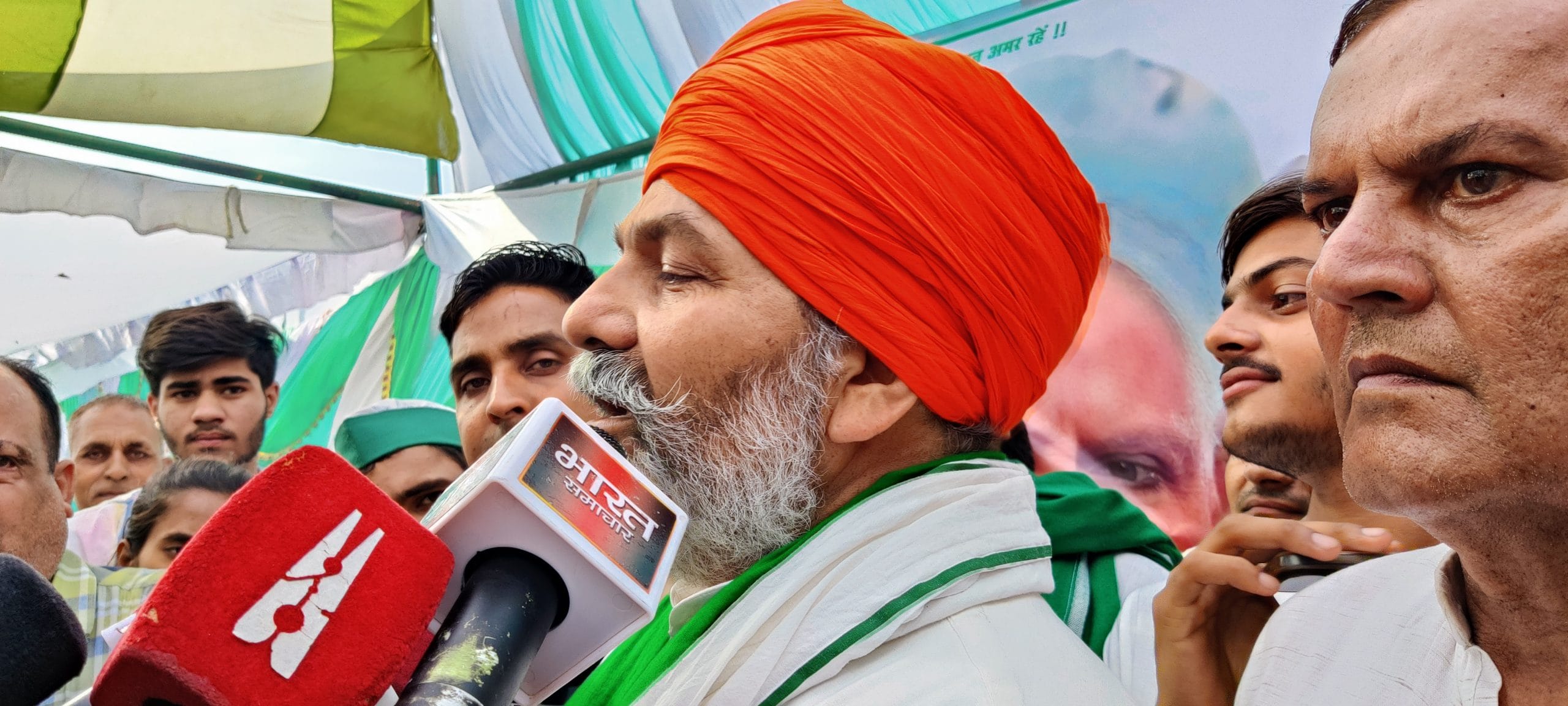 Naresh Tikait with other farmer leaders sit at the mahapanchayat | Shubhangi Misra, ThePrint