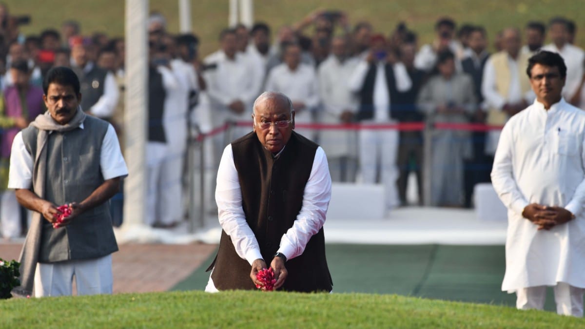File photo of Mallikarjun Kharge paying tribute to Jawaharlal Nehru | Suraj Singh Bisht | ThePrint