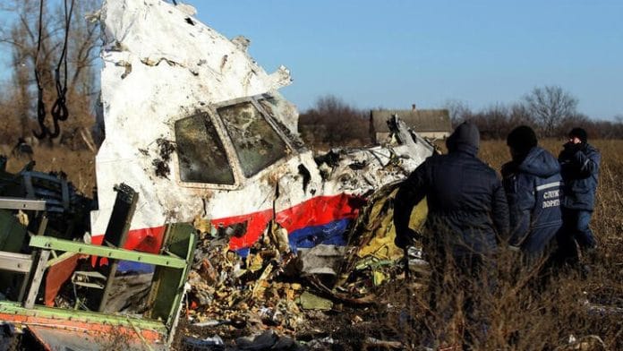 Local workers transport a piece of wreckage from Malaysia Airlines flight MH17 at the site of the plane crash near the village of Hrabove in Donetsk region, eastern Ukraine/File Photo: Reuters