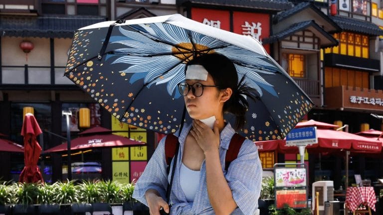 Beijing issues highest heat alert as temperature rises above 40 degrees Celsius