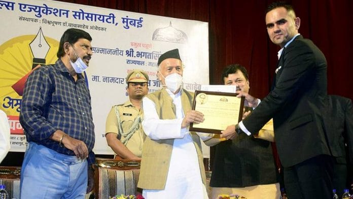 Former NCB officer Sameer Wankhede receives an award in Maharashtra last year from then Governor Bhagat Singh Koshyari | Photo: Twitter/@swankhede_IRS