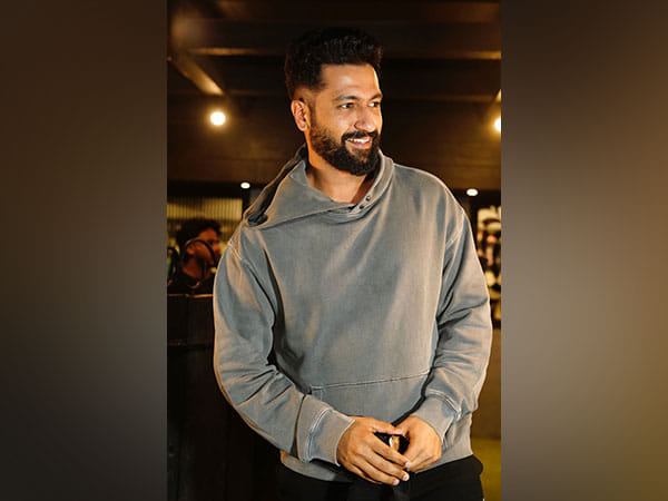 Vicky kaushal flaunts his full-grown thick beard in 'carfie'