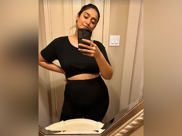 Ileana D'cruz flaunts baby bump, says she's 'cooking up quite a bun'