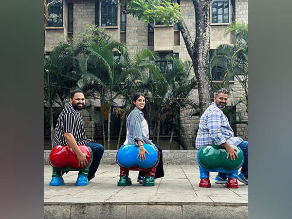  Navya Naveli Nanda recreates '3 idiots' pose at IIM Bangalore