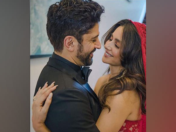 Farhan Akhtar pens a romantic poem for wife Shibani Dandekar