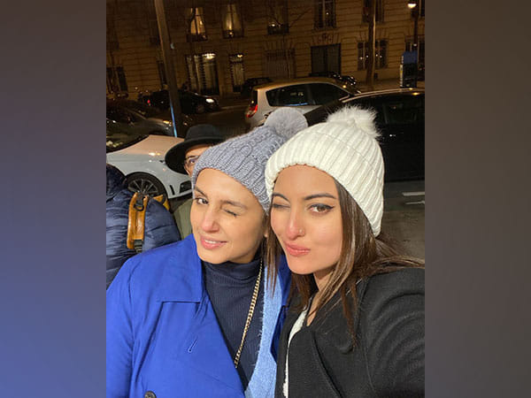 Sonakshi Sinha is all smiles with birthday girl Huma Qureshi, see pic