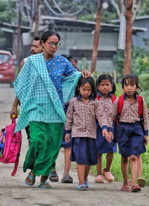 After school finishes up, children walk to home with their mother | Photo: Praveen Jain | ThePrint
