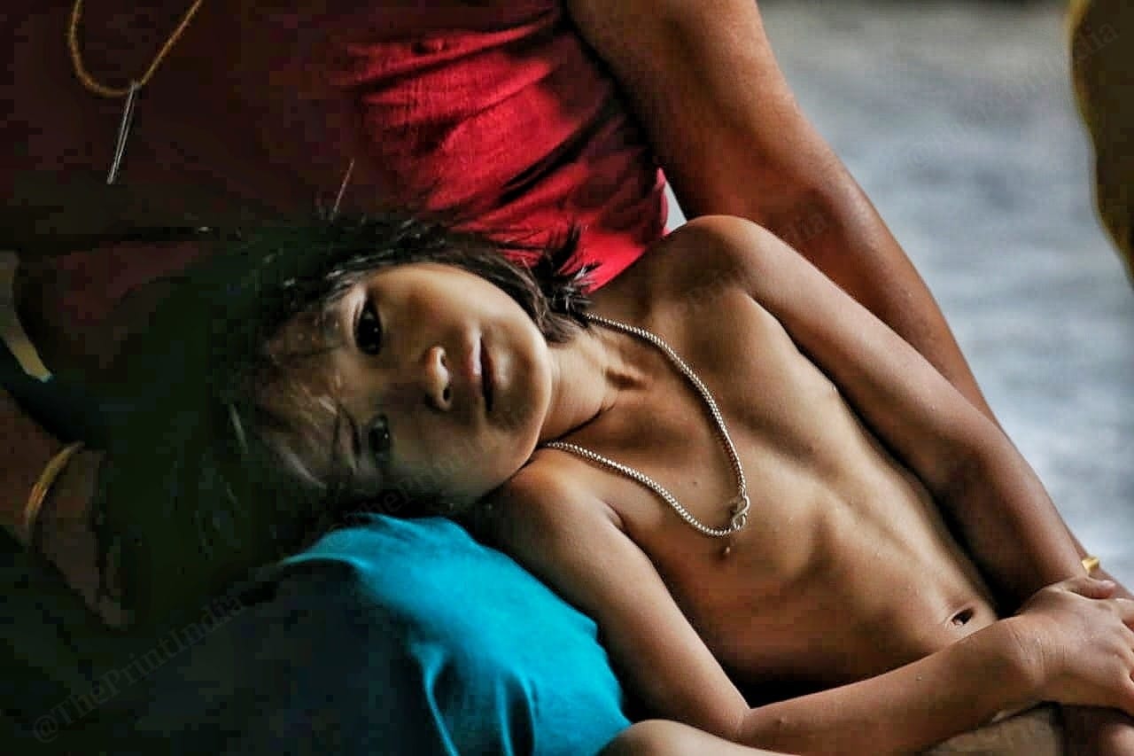 A kid keeps head on her mother lap | Photo: Praveen Jain | ThePrint