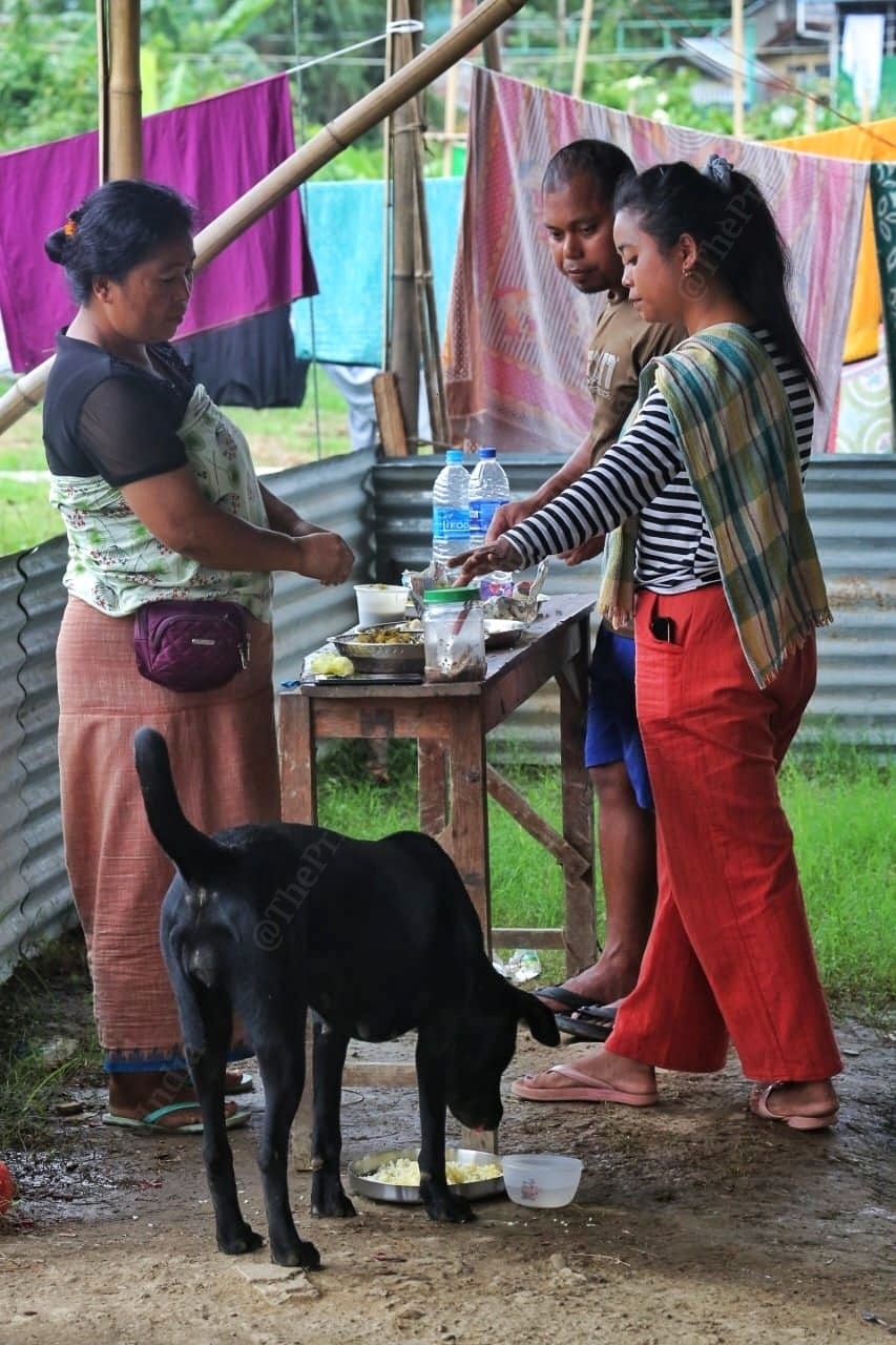 In the camp families eat together | Photo: Praveen Jain | ThePrint