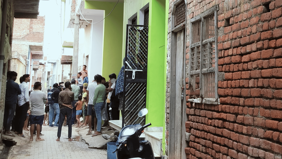 Another crowd, media personnel gathered outside Sachin's house | Shubhangi Misra/ThePrint