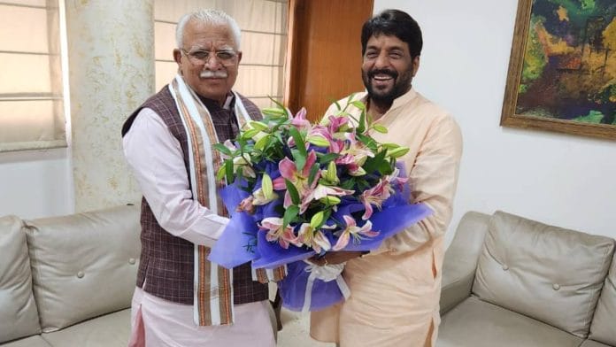 Gopal Kanda with Haryana Chief Minister Manohar Lal Khattar in Delhi | Photo: Twitter/@kanda_mla