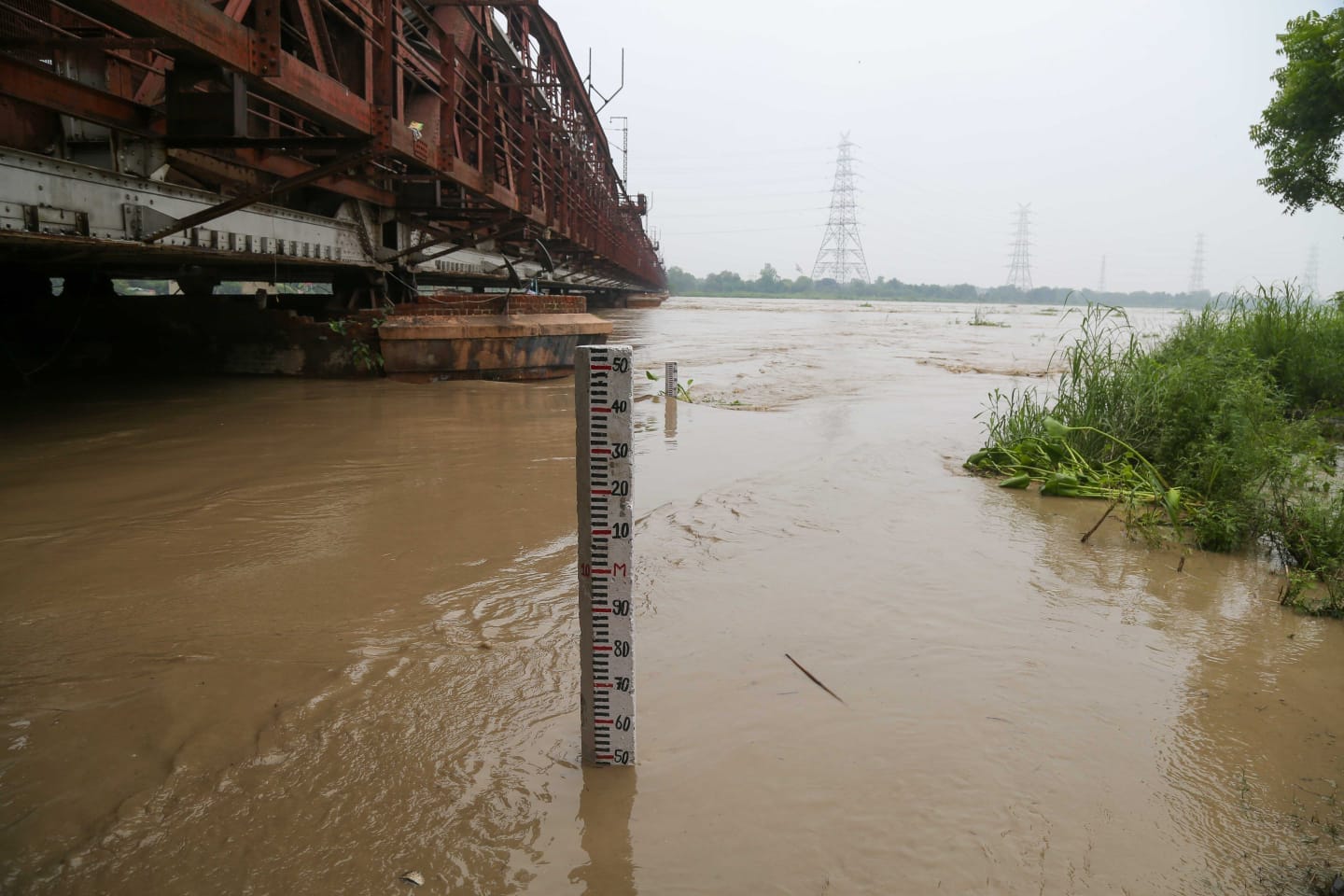A view of rising Yamuna waters near the Old Yamuna Bridge | Suraj Bisht | ThePrint