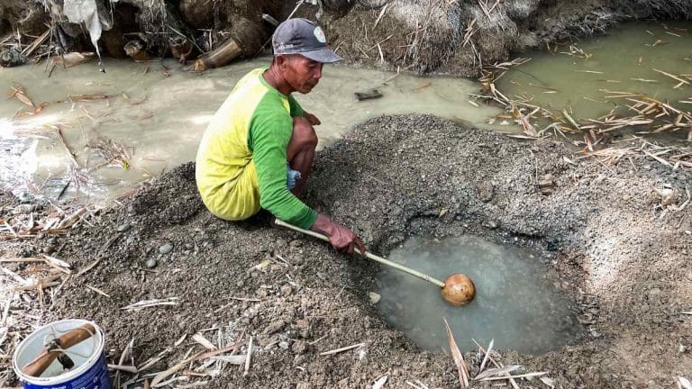 Indonesian villagers dig up dry river bed as El Nino-induced drought parches