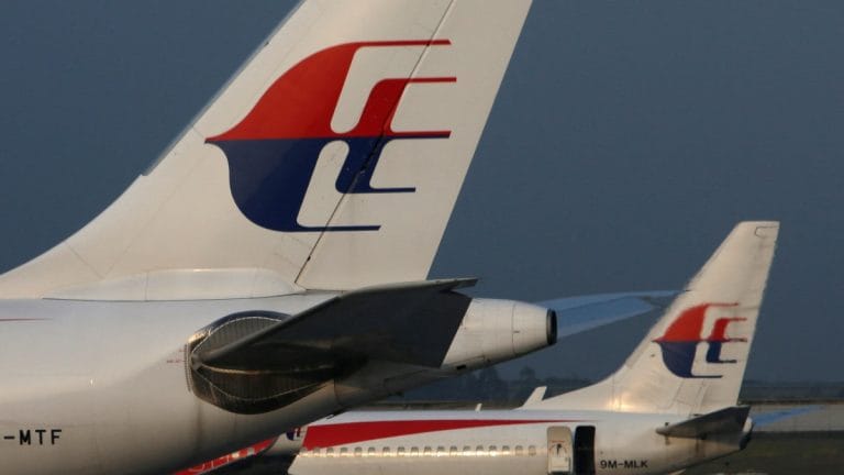 Man charged after alleged bomb threat forces Malaysia Airlines plane to return to Sydney
