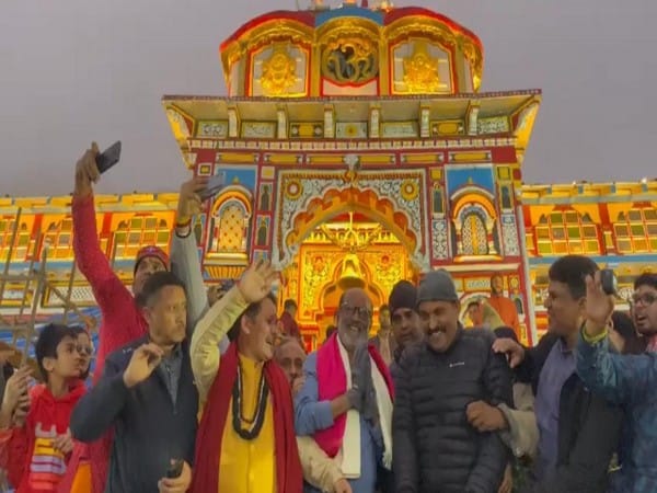 Legendary actor Rajinikanth, who arrived in Badrinath Dham, offered prayers to Lord Badri Vishal