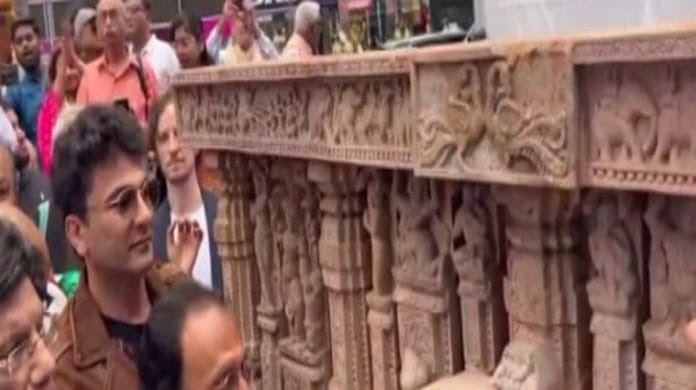 Chef Vikas Khanna unveiling his art replica at Times Square | ANI