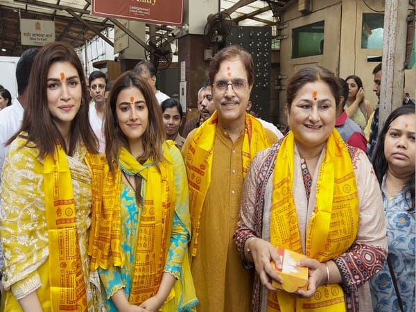 Kriti Sanon seeks blessings at Siddhivinayak Temple after bagging National Award