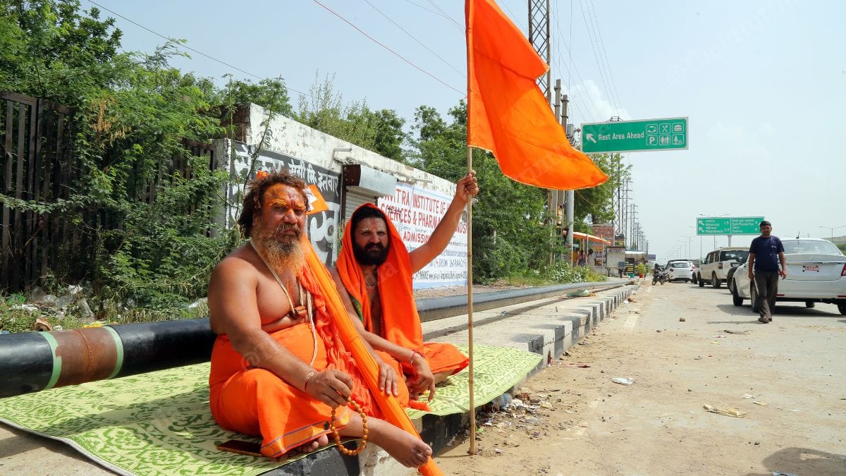 Jagadguru Paramhans Acharya on dharna with his disciple | Photo: Suraj Singh Bisht
