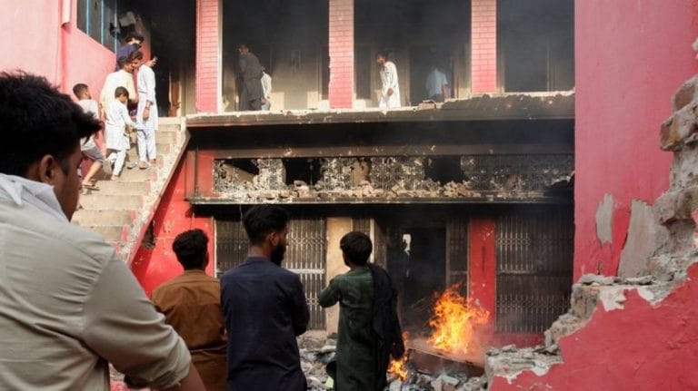 Mob torches churches in eastern Pakistan, paramilitary troops cordon off Christian settlement