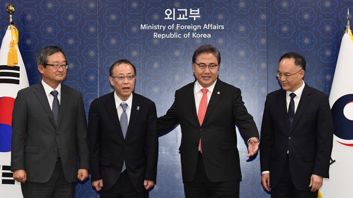 South Korea holds trilateral meeting with Japan and China as US allies ...