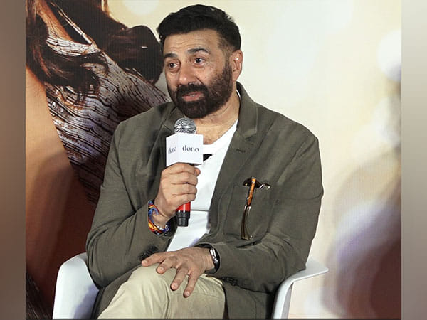 See what Sunny Deol told his son Rajveer ahead of 'Dono' trailer launch