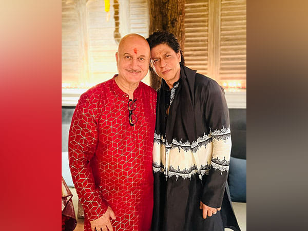 “O Pochi, O Koki…”: Anupam Kher shares heart-warming wishes for SRK on Jawan’s success in ‘DDLJ’ style 